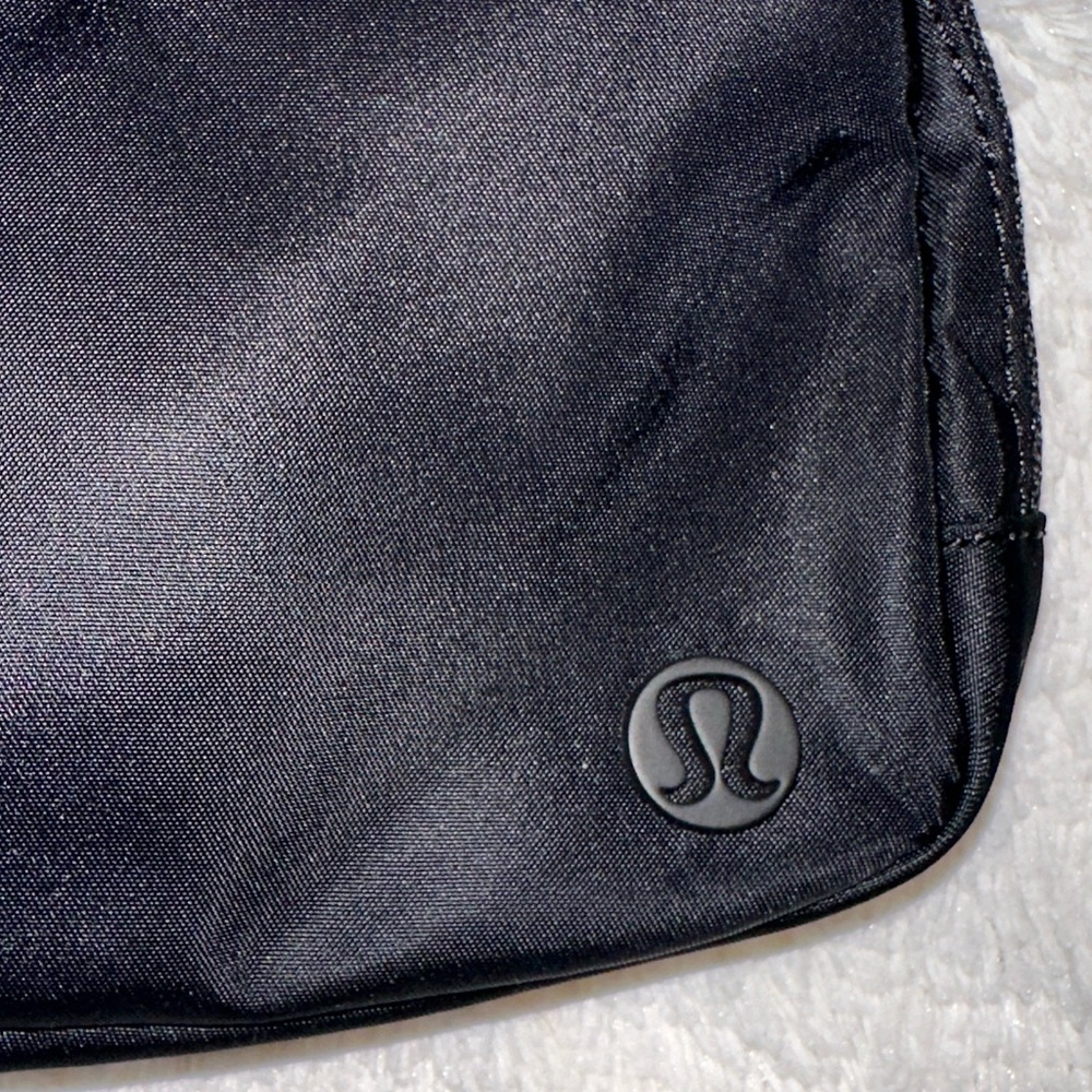 Lululemon NWT Everywhere Belt Bag Pride 1L - Picture 4 of 10